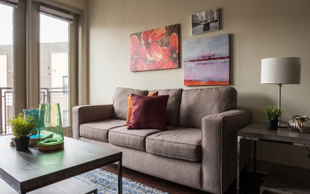 Design District Apts Near Market Ctr by Frontdesk