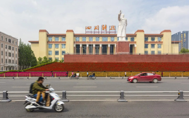 Chengdu Feitianlou Hotel