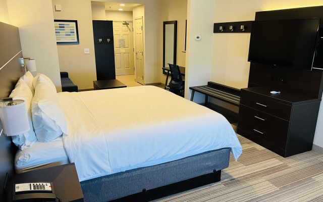 Holiday Inn Express & Suites Salinas by IHG