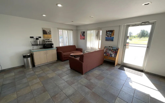Country Yard Inn and Suite