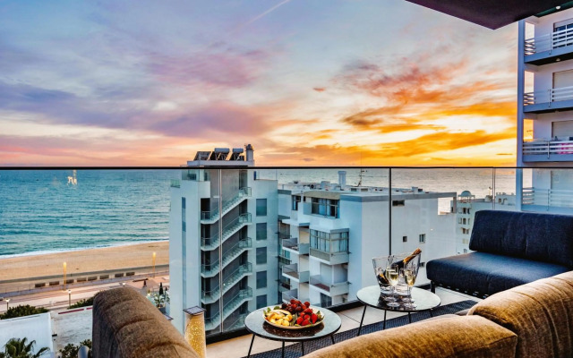 Luxorious Beachside Apartment w Pool & Seaview