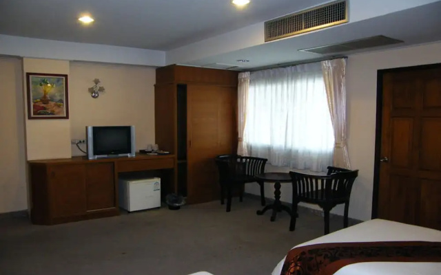 Grand Leo Hotel