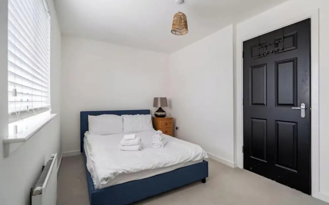 Charming 3 Bed Home in Stepps, Glasgow - Garden & Patio