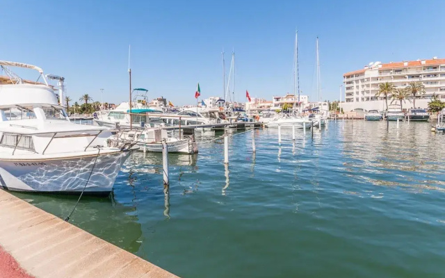 Holiday Apartment in a Complex near Sea