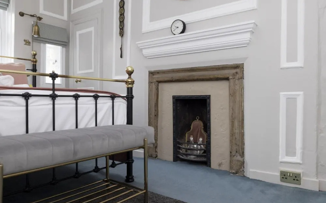 JOIVY Eclectic & Design Led 3Br Apt Near Edinburgh Castle