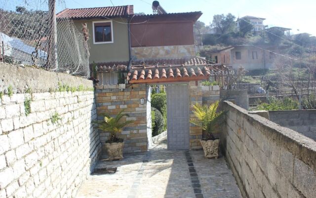 Отель Guest House Emiliano Албания, Берат - отзывы, цены и фото номеров - забронировать отель Guest House Emiliano онлайн балкон