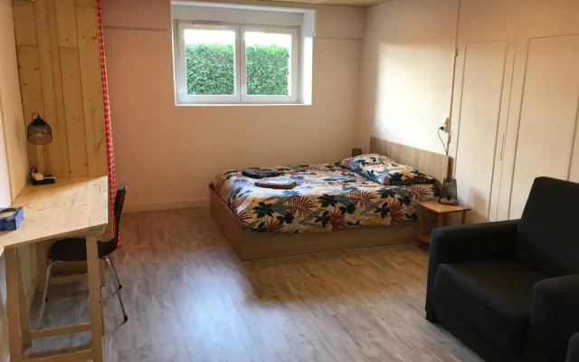T2 rdc calme, idéalement placé, parking & jardin
