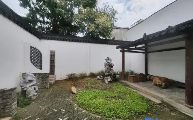 Zhujiajiao Ancient Town Yurongju Inn (Zouping Road Branch)