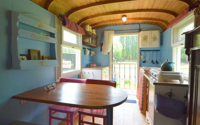 Gypsy Caravan in Weideblick With Farm Animals