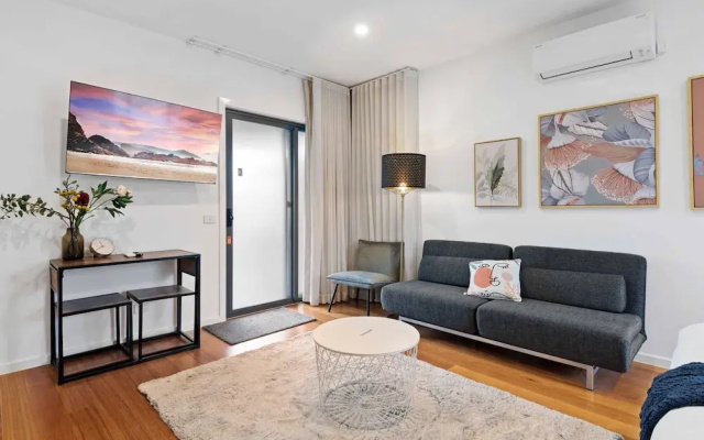 Stunning Studio Apartment Near Public Transport