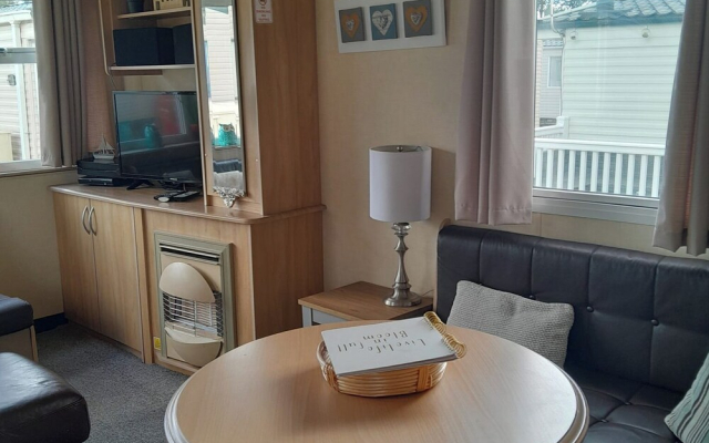 Chalet Sleeps 6 With Lake Views Parking