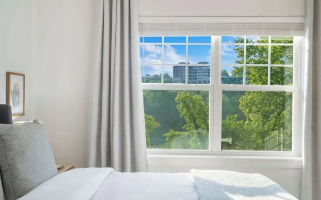 New Lakeview Penthouse - Amenities Galore!