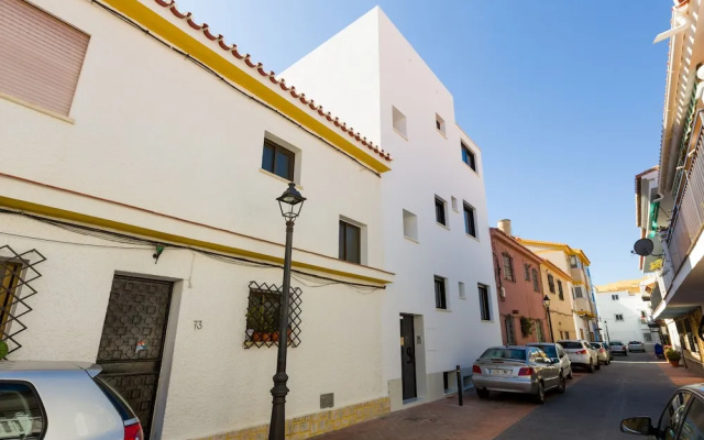 RENTHAS Calabeach Apartment