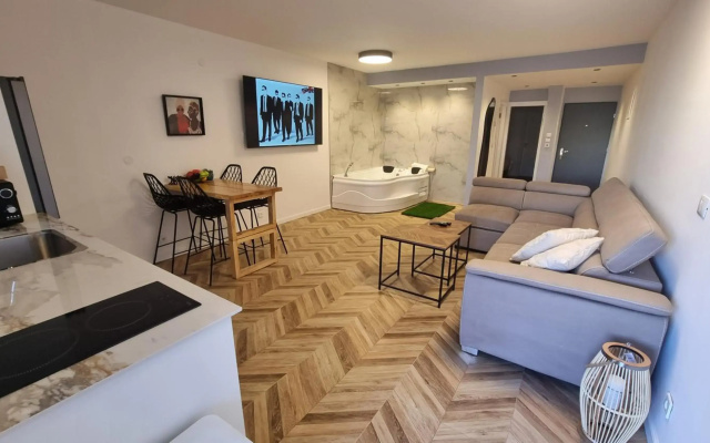 garden apartment 7 min walk to the beach