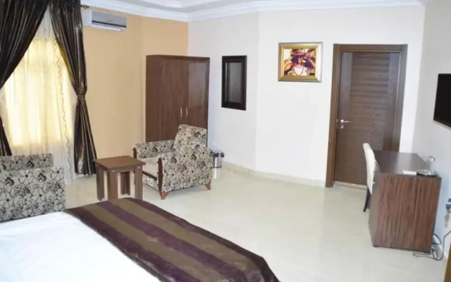 Adachukwu Hotel and Suites