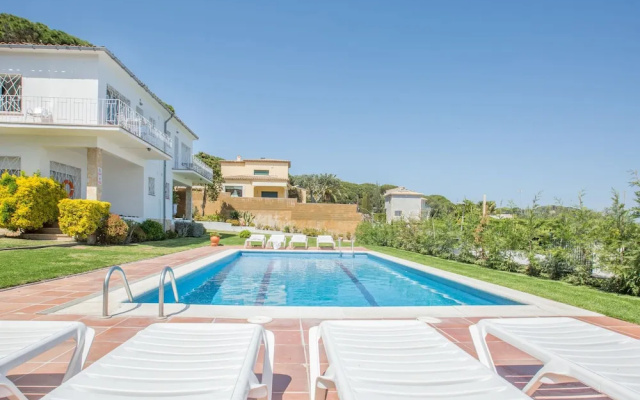 Cozy Apartment in Sant Feliu de Guíxols With Swimming Pool