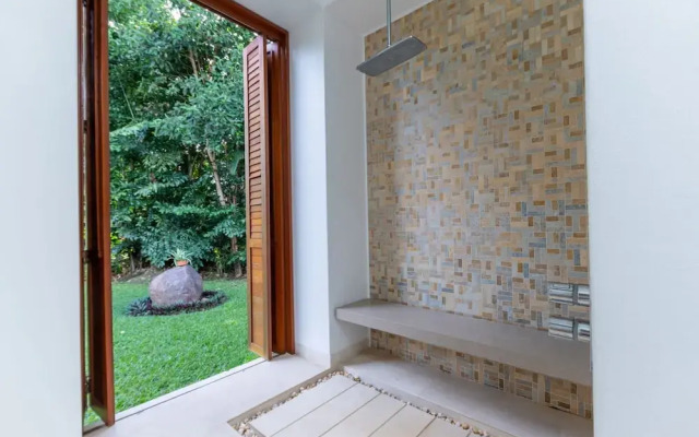 w Glowing 4BR Villa w Pool at Mesa de Yeguas
