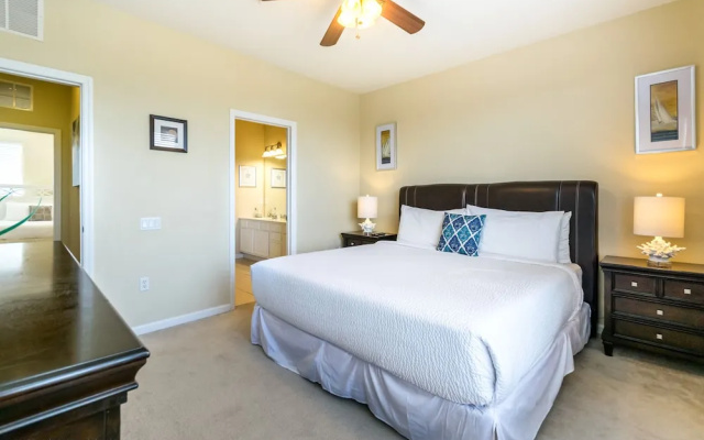 Spacious Vista Cay Townhome Newly Furnished!