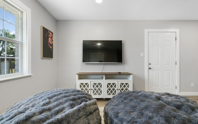 Rivers Oaks-the Ranch House Pool & Hot-tub!