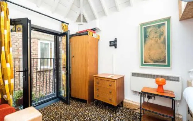 CUTE HOUSE IN SOHO - quiet and unique!
