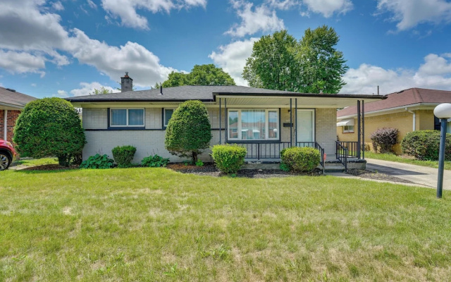 Westland Home w/ Yard ~ 20 Mi to Downtown Detroit!