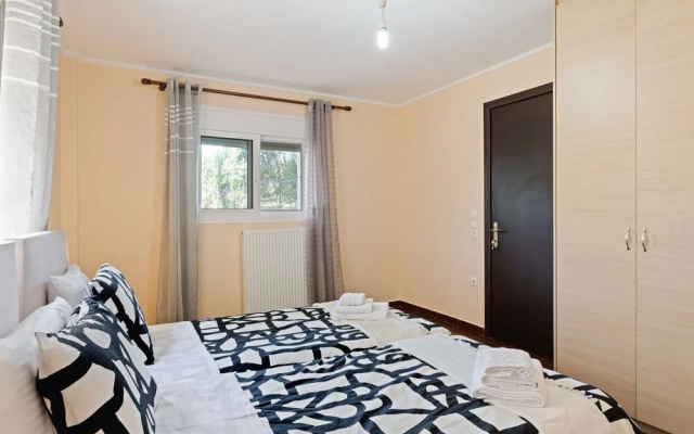 Pleasant Holiday Home in Chalcis With Garden