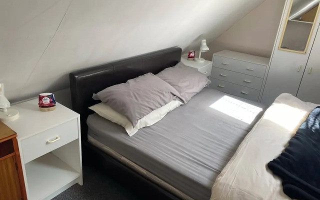 Spacious 3 Bedroom House With Outdoor Patio Area for Outdoor Dining and Wifi