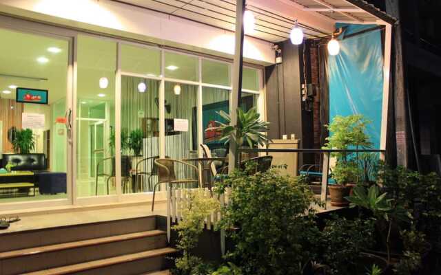 Ananas Phuket Central Hostel Пхукет вид на фасад