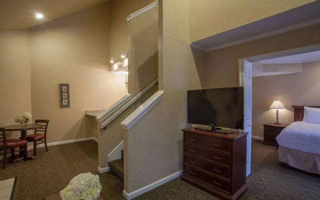 Cloverleaf Suites Baton Rouge