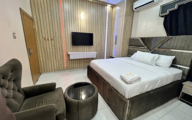 Clique Court Hotel & Suite