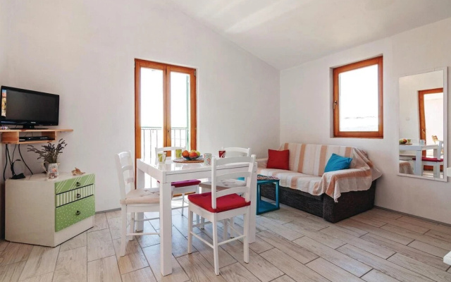 Awesome Apartment in Maslenica With 1 Bedrooms and Wifi