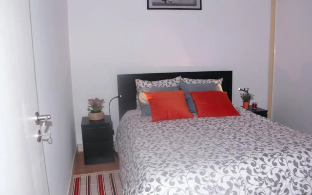 Sunny orange garden apartment in central Lisbon