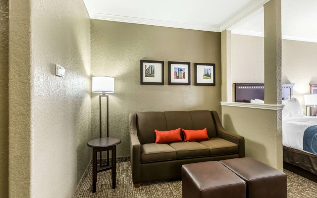 Comfort Suites Houston IAH Airport - Beltway 8