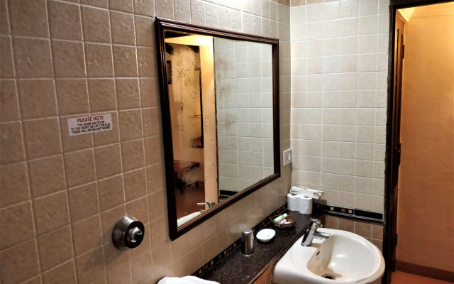 Granpa's Inn Hotel Bougainvillea