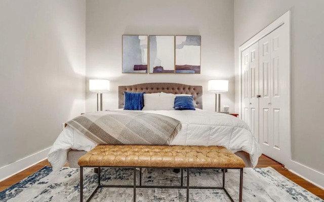 Luxurious Lower Garden District Condo w/ Balcony!