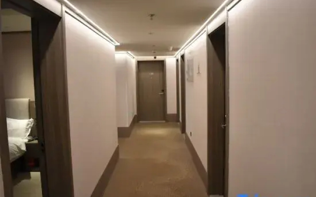 Yilong Ruiyun Hotel