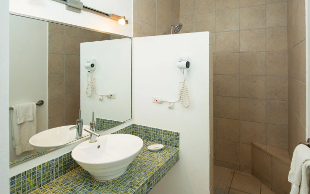 Casa Verde Hotel - Steps to the Beach | Pool, Restaurant & Bar