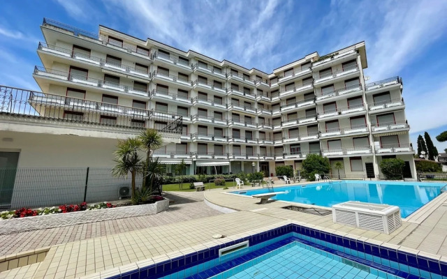 Bright Apartment With Shared Pool