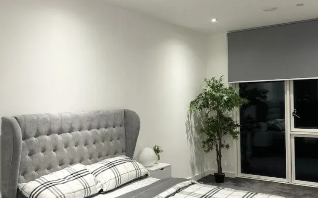 Beautiful 2-bed High Rise Apartment in Royal Wharf