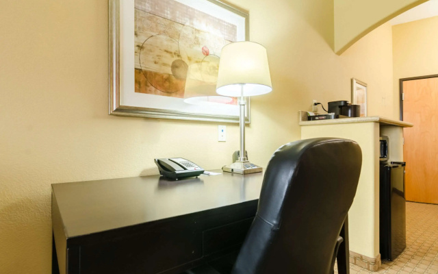 Comfort Suites Salina South