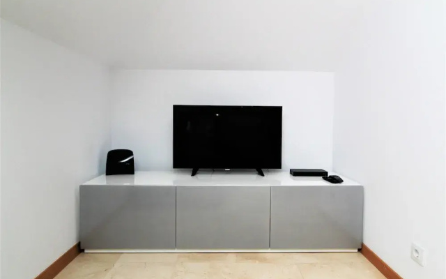Living Apartment With Private Pool, Jacuzzi and Gym