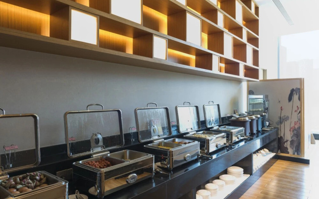 Le Moment City Resort Hotel