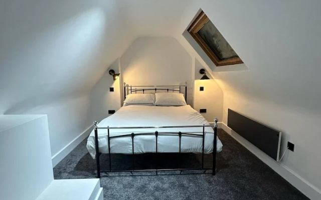 Dippen Hall Signature Apartment - Minutes From LGW