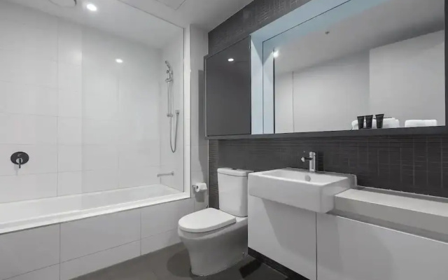 A 3BR Apt Next to Melbourne Zoo, Free Parking