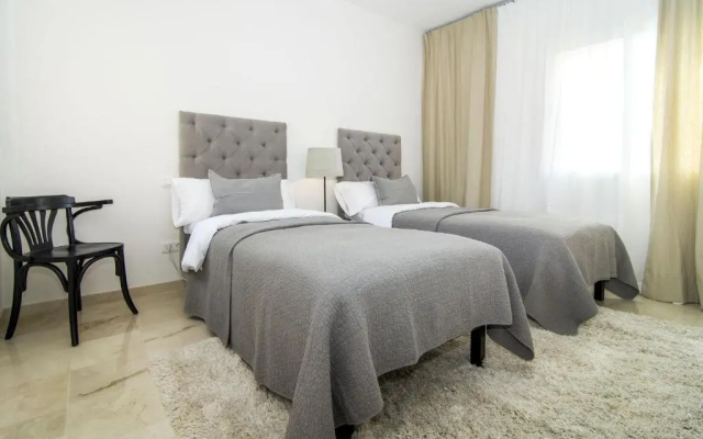 LBP- 3 Bedroom apartment with large roof top terrace