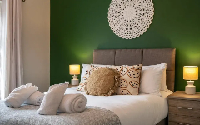 Comfortable 4-bed Home With Free Parking Wales