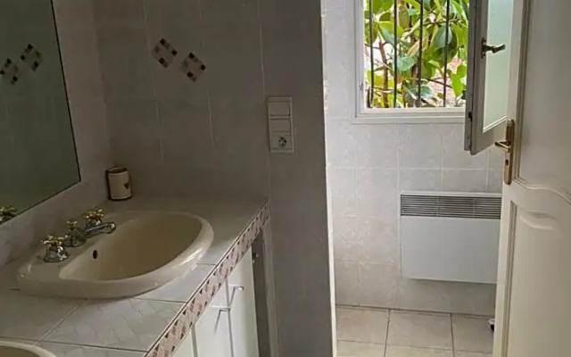 Chambre spacieuse independante dans villa plus parking privee