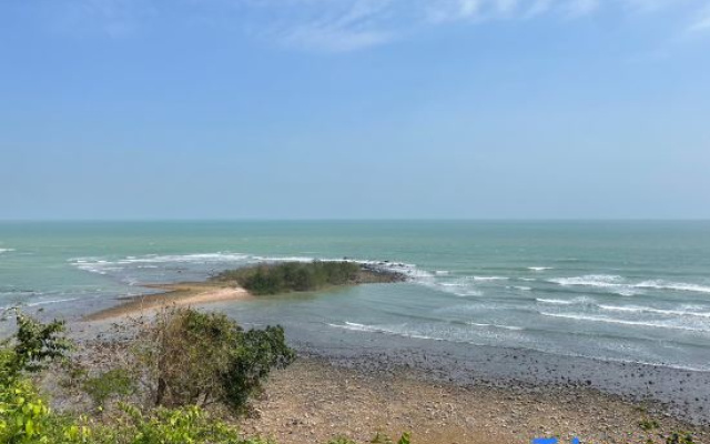The Munique Cliff House Chumphon - private jacuzzi with beach views