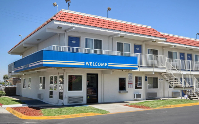 Motel 6 Fresno - Blackstone South