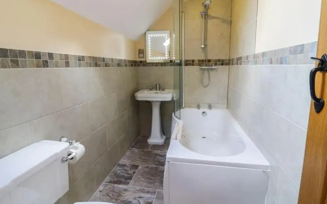 Cosy Barn - Sleeps 8, Hot Tub & Countryside Views